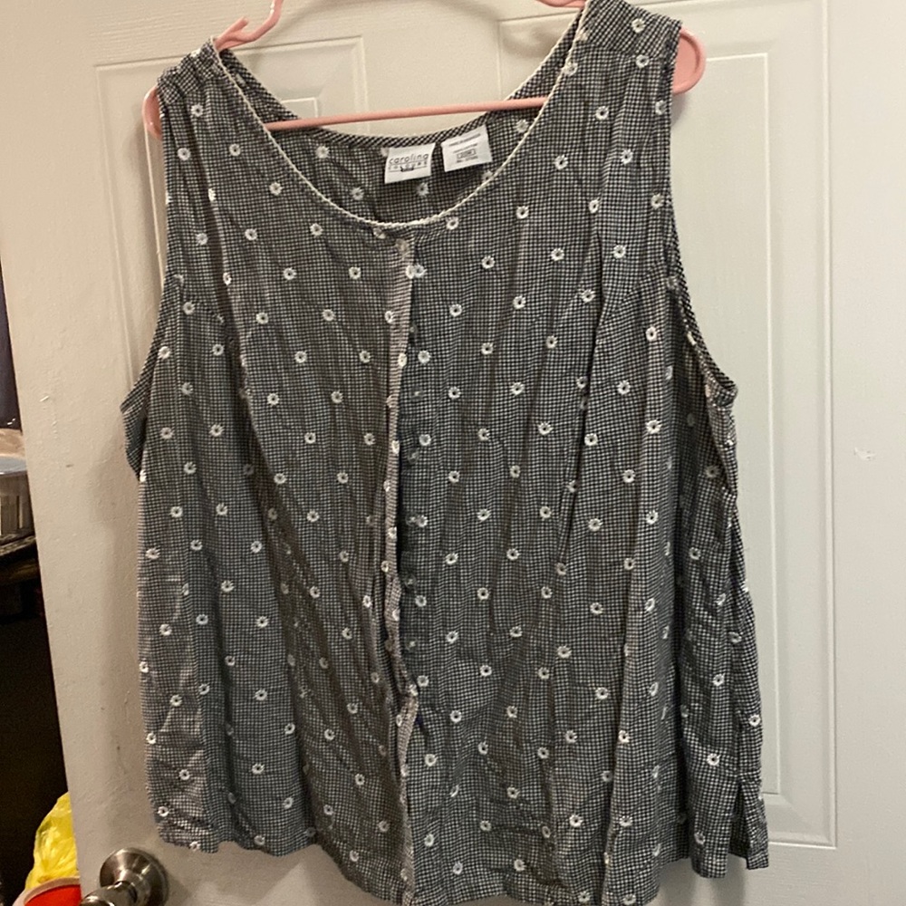 Cute little black and white with daisies top.